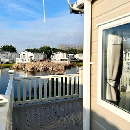 Stunning Caravan With Full Lake View At Southview Holiday Park Ref 33004Ml Skegness Εξωτερικό φωτογραφία