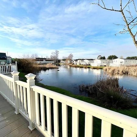 Stunning Caravan With Full Lake View At Southview Holiday Park Ref 33004Ml Skegness Εξωτερικό φωτογραφία
