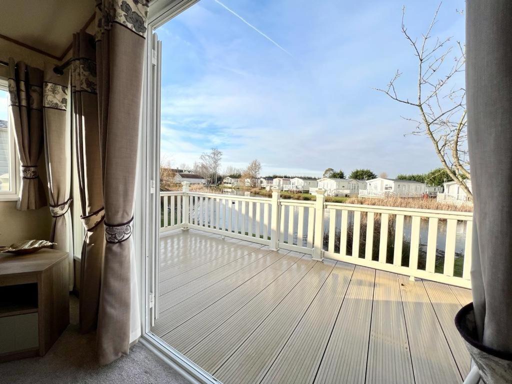 Stunning Caravan With Full Lake View At Southview Holiday Park Ref 33004Ml Skegness Εξωτερικό φωτογραφία