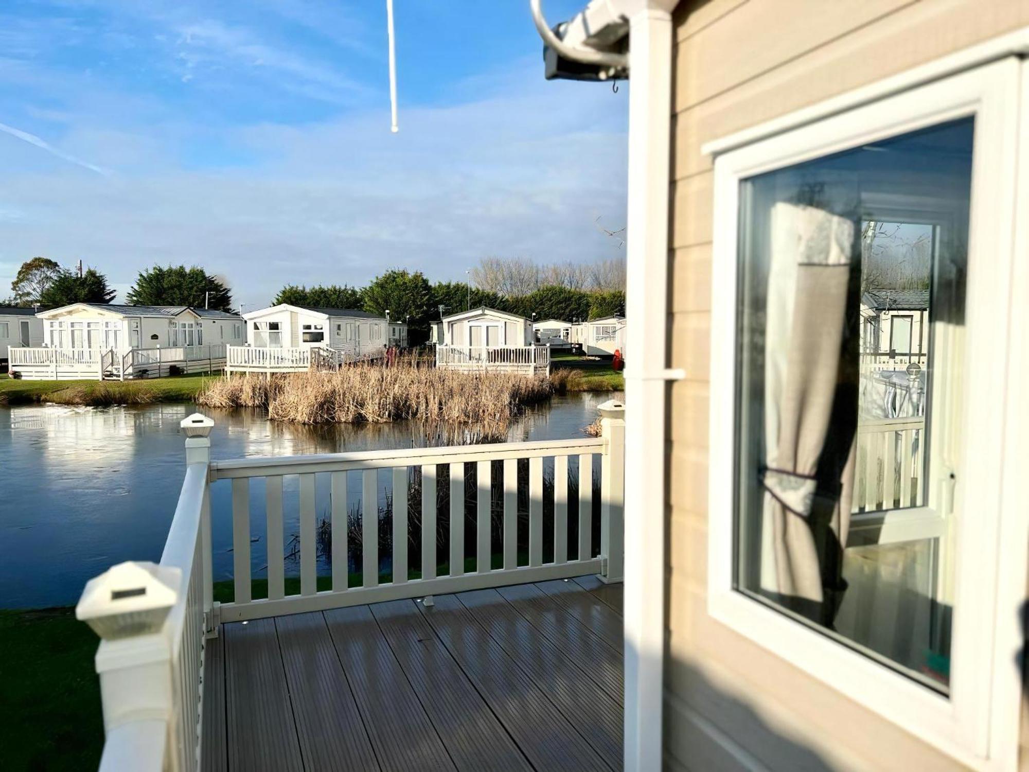 Stunning Caravan With Full Lake View At Southview Holiday Park Ref 33004Ml Skegness Εξωτερικό φωτογραφία